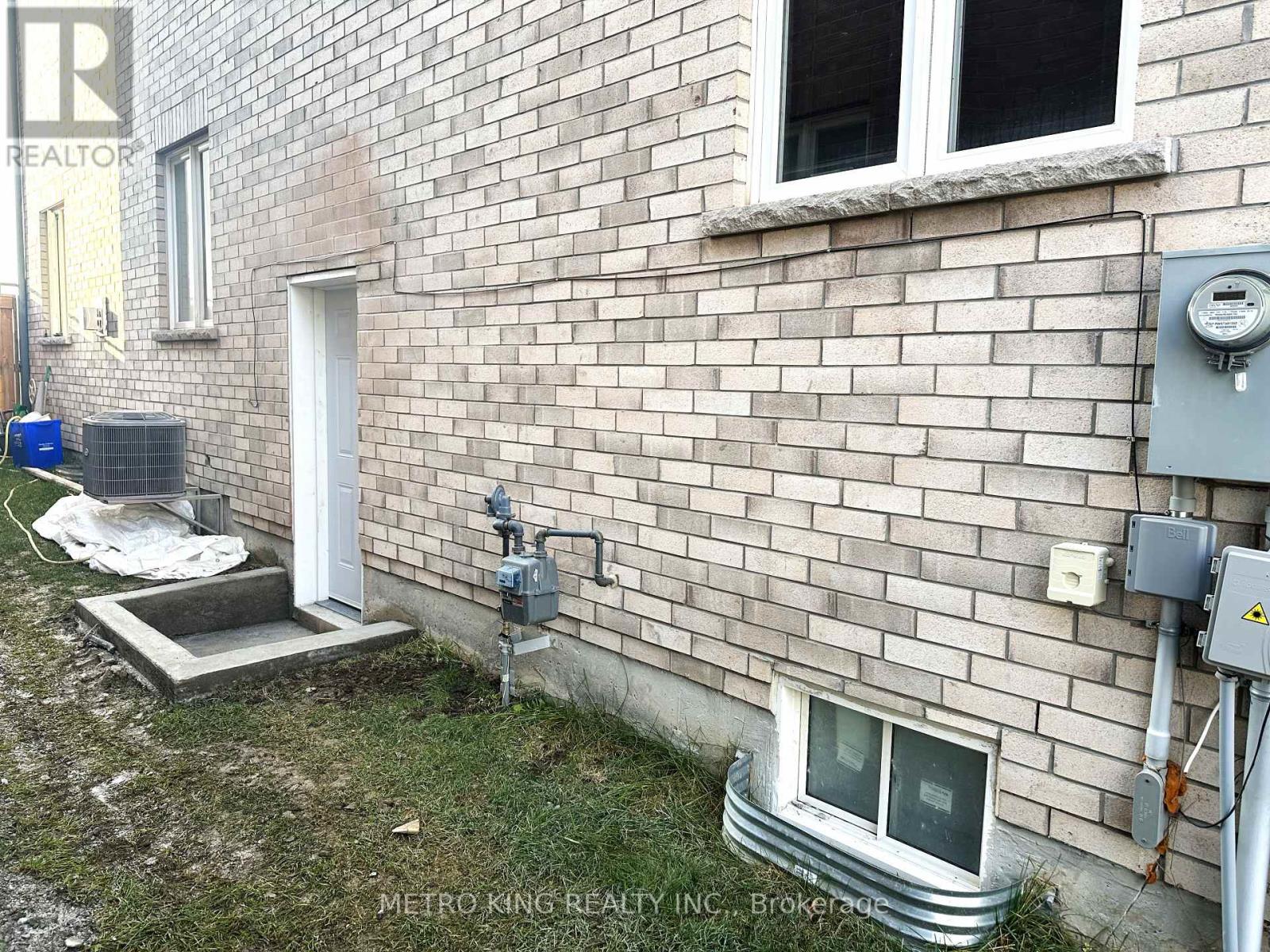 105 SUTHERLAND AVE