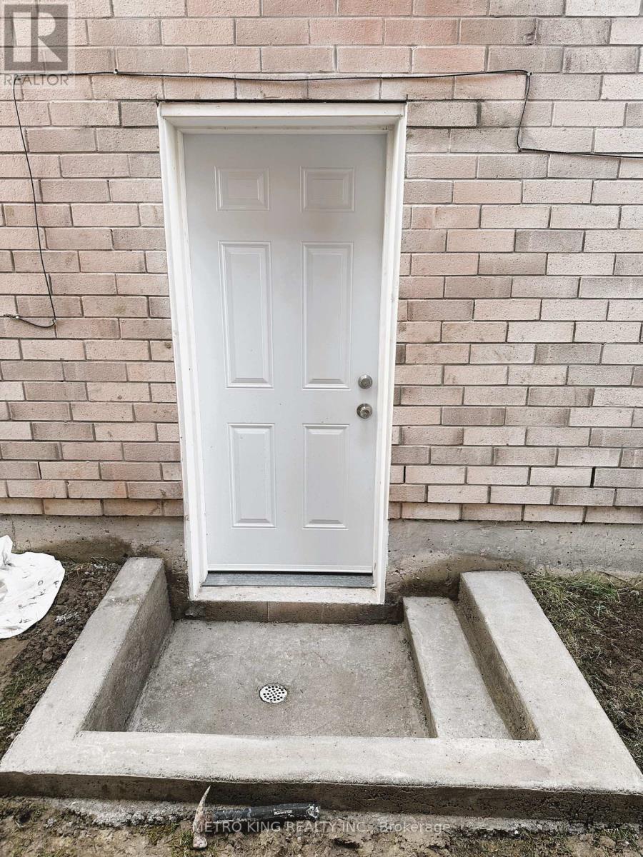 105 SUTHERLAND AVE