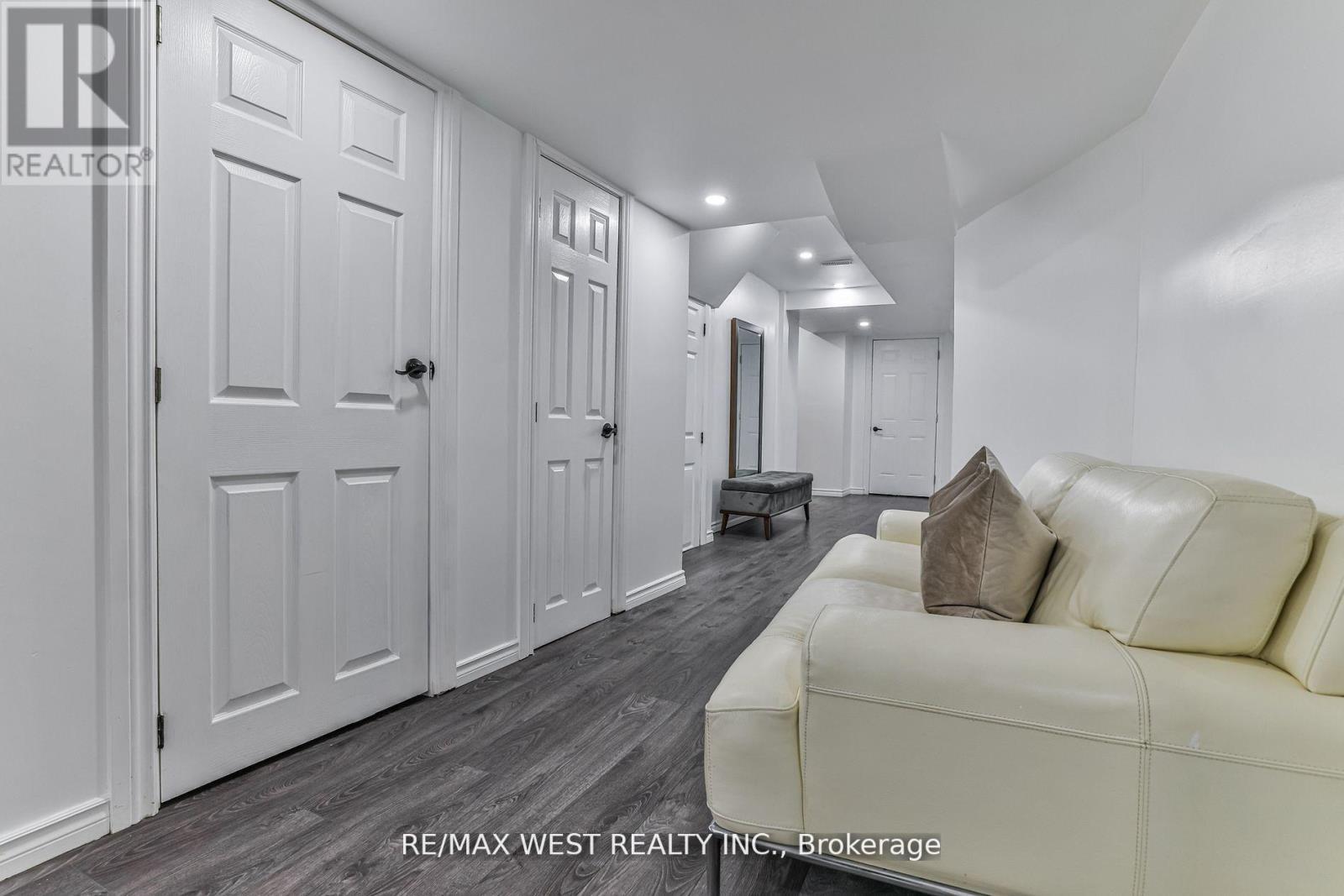 23 JONKMAN BLVD