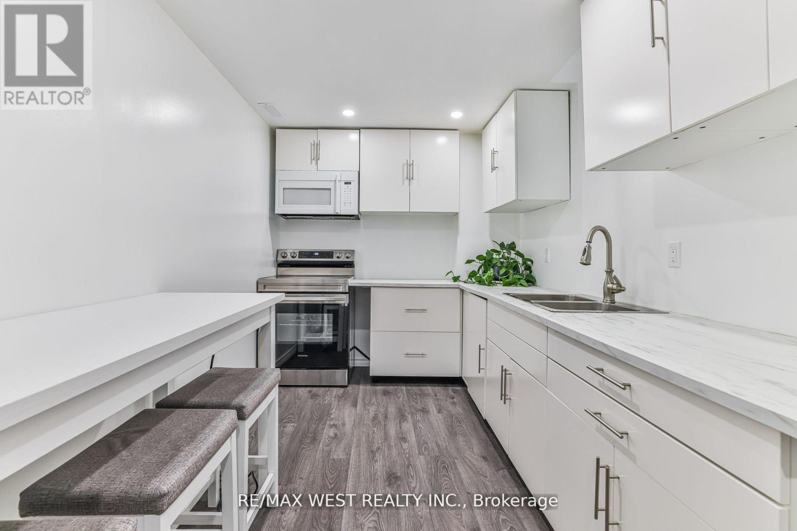 23 JONKMAN BLVD