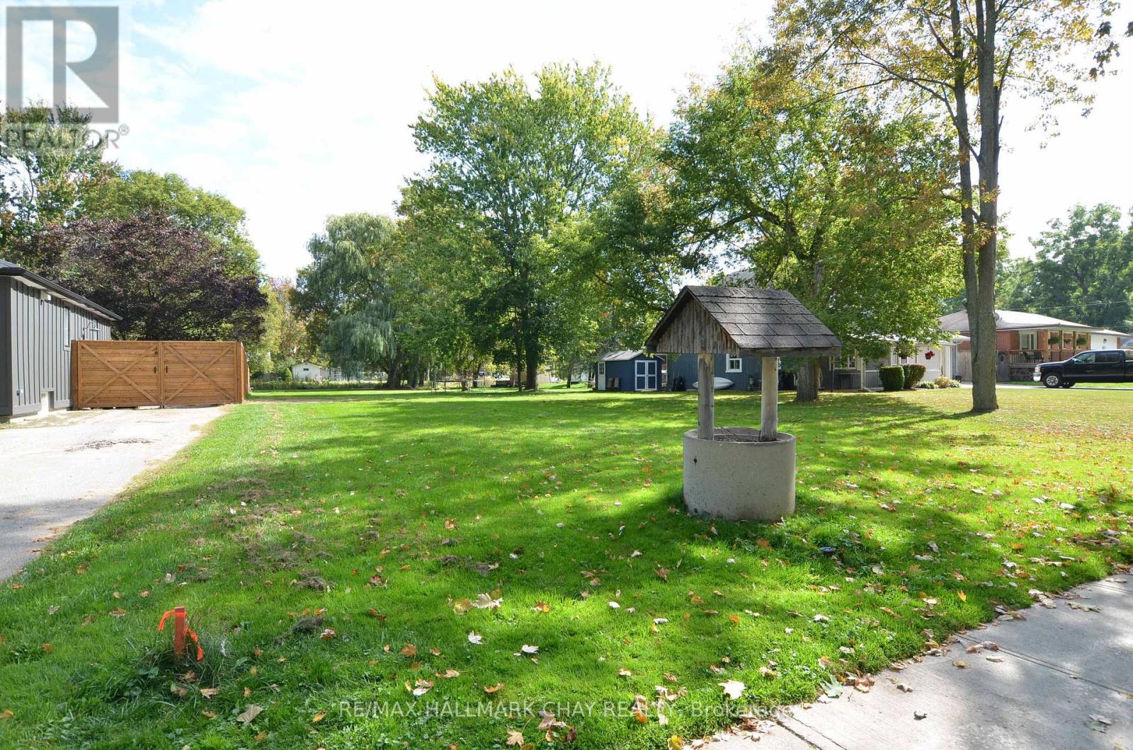 LOT 104 CENTRE ST N