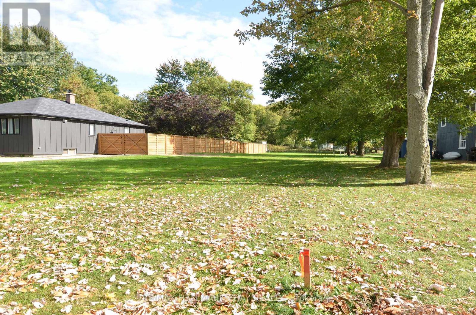 LOT 104 CENTRE ST N