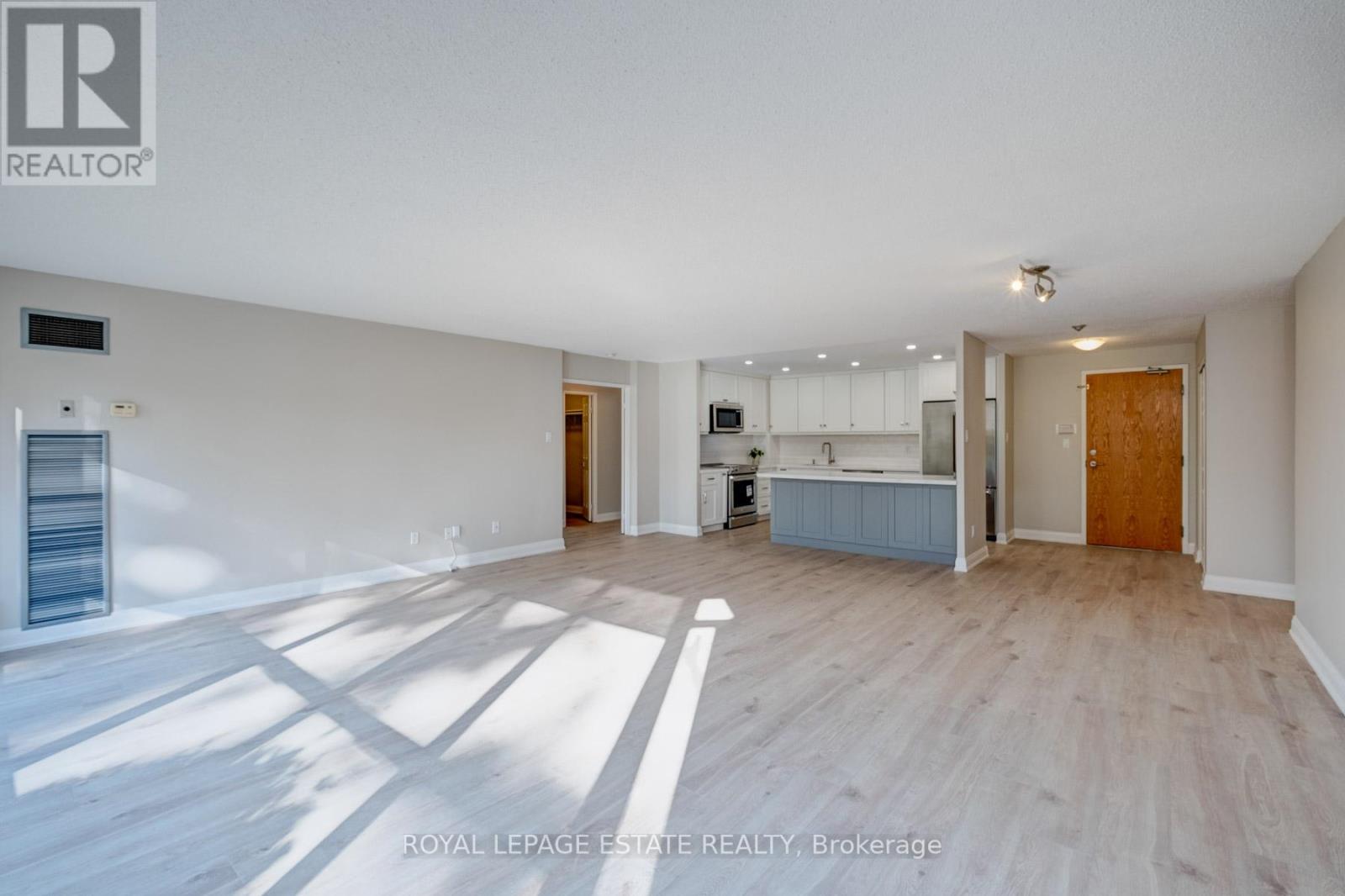#104 -14924 YONGE ST, #104
