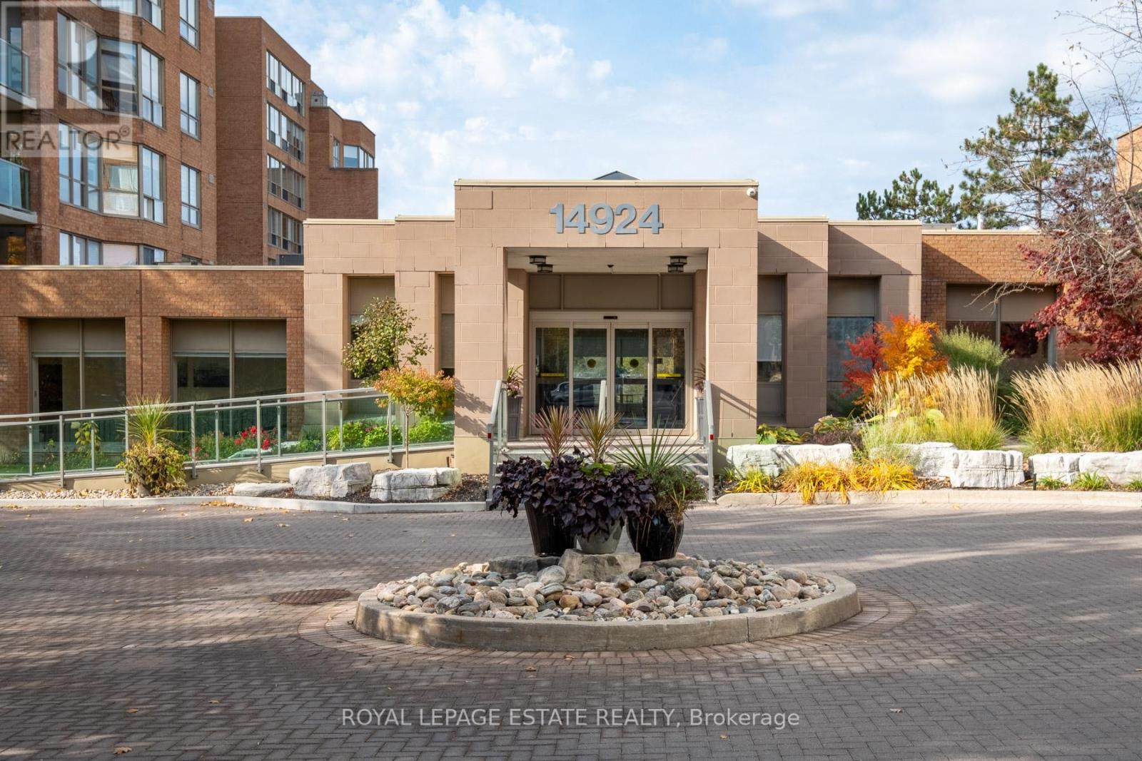 #104 -14924 YONGE ST, #104