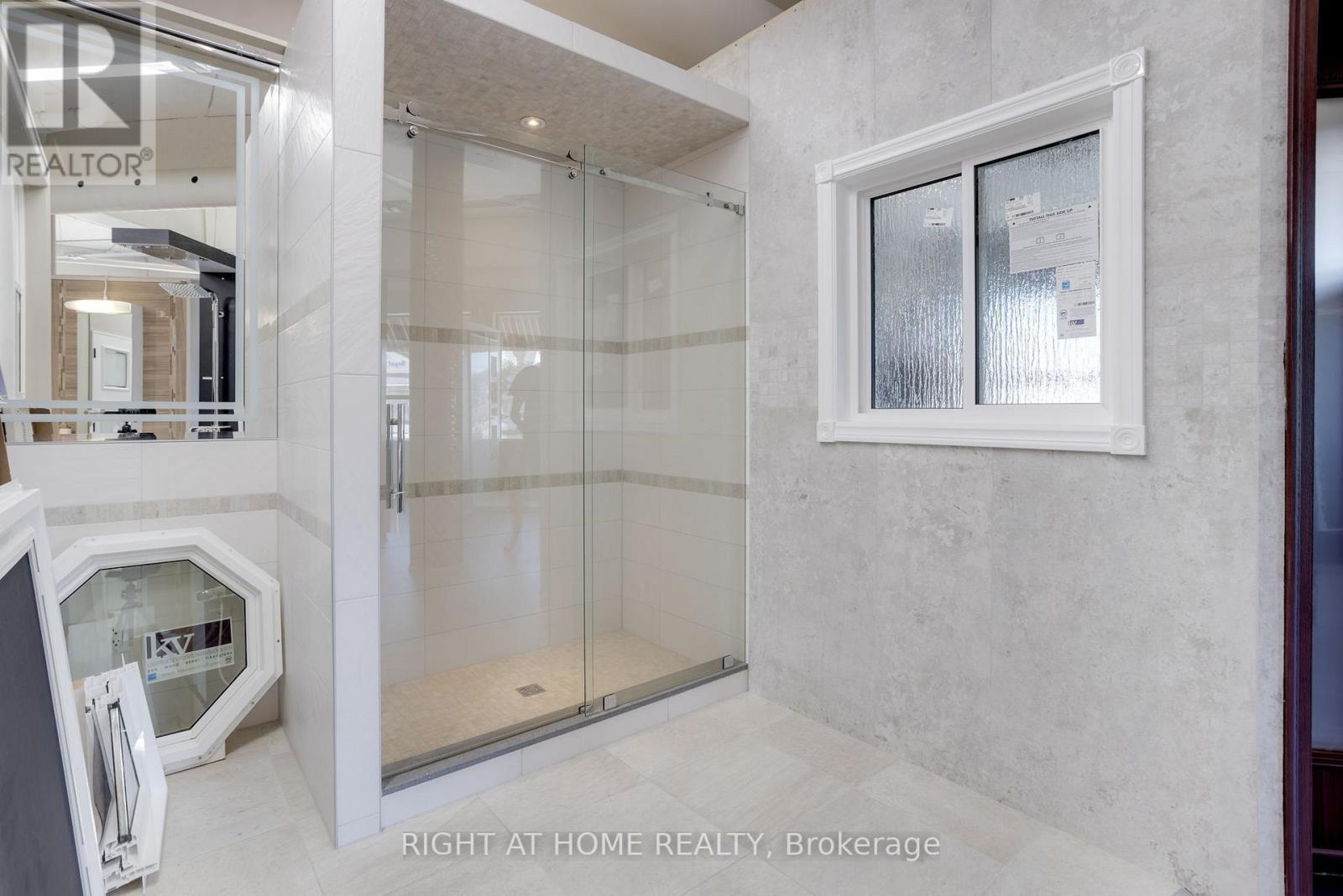 #2 -160 WELLINGTON ST, #2
