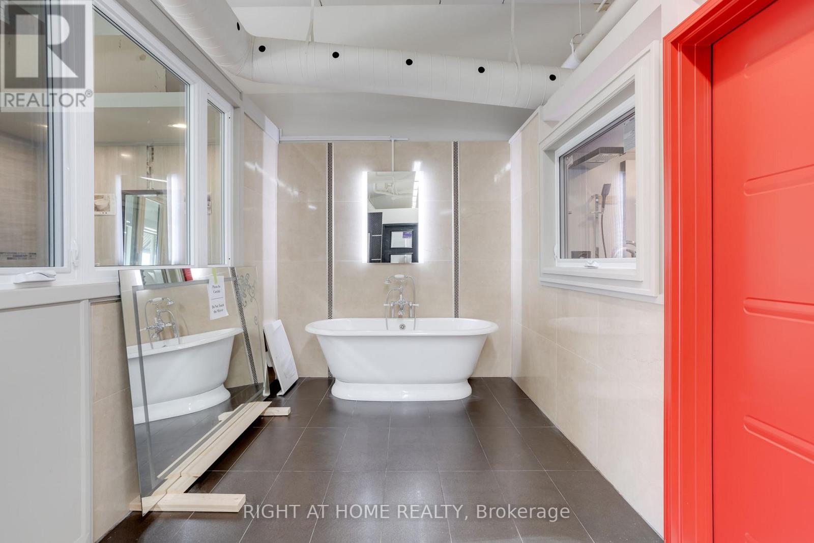 #2 -160 WELLINGTON ST, #2