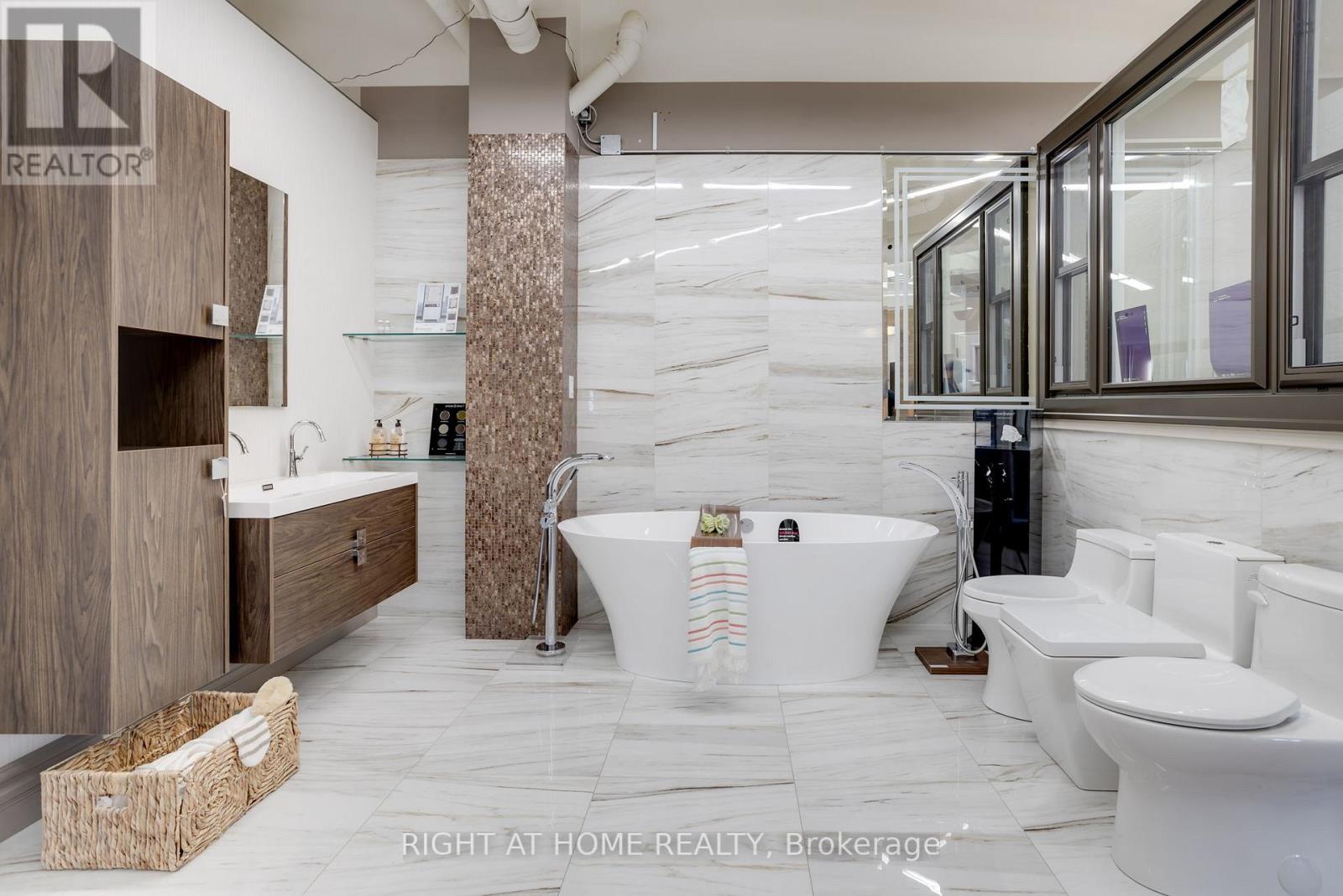 #2 -160 WELLINGTON ST, #2