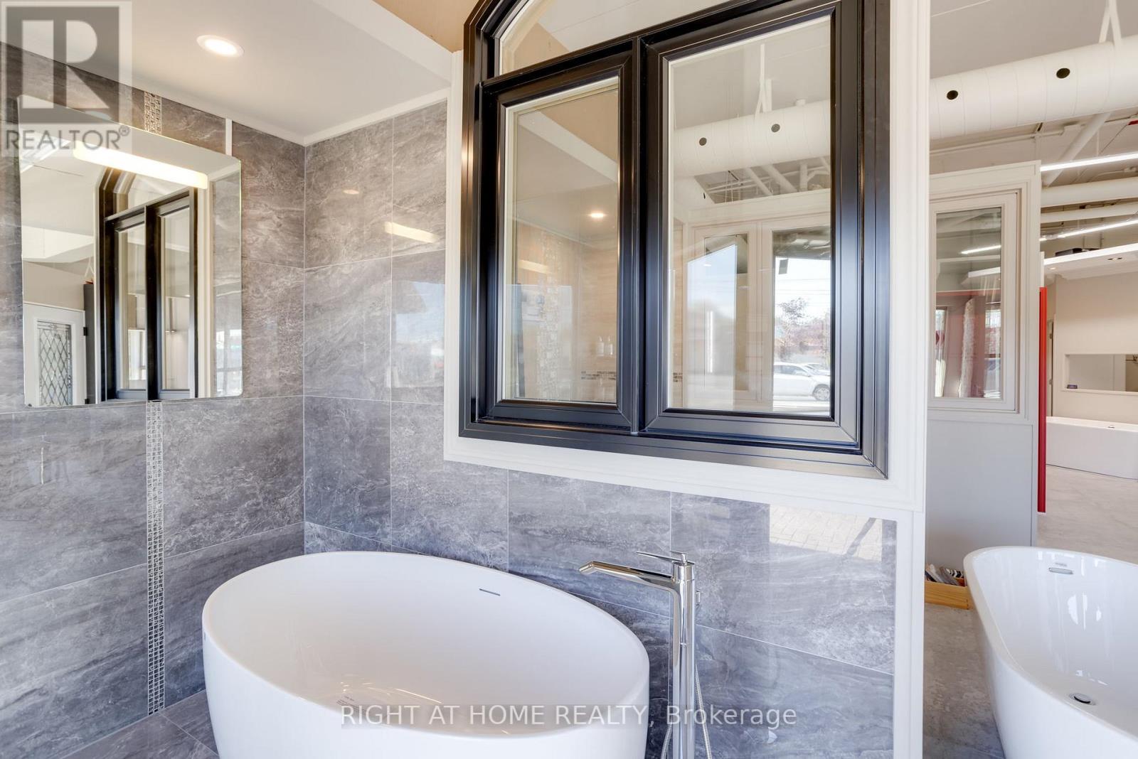 #2 -160 WELLINGTON ST, #2