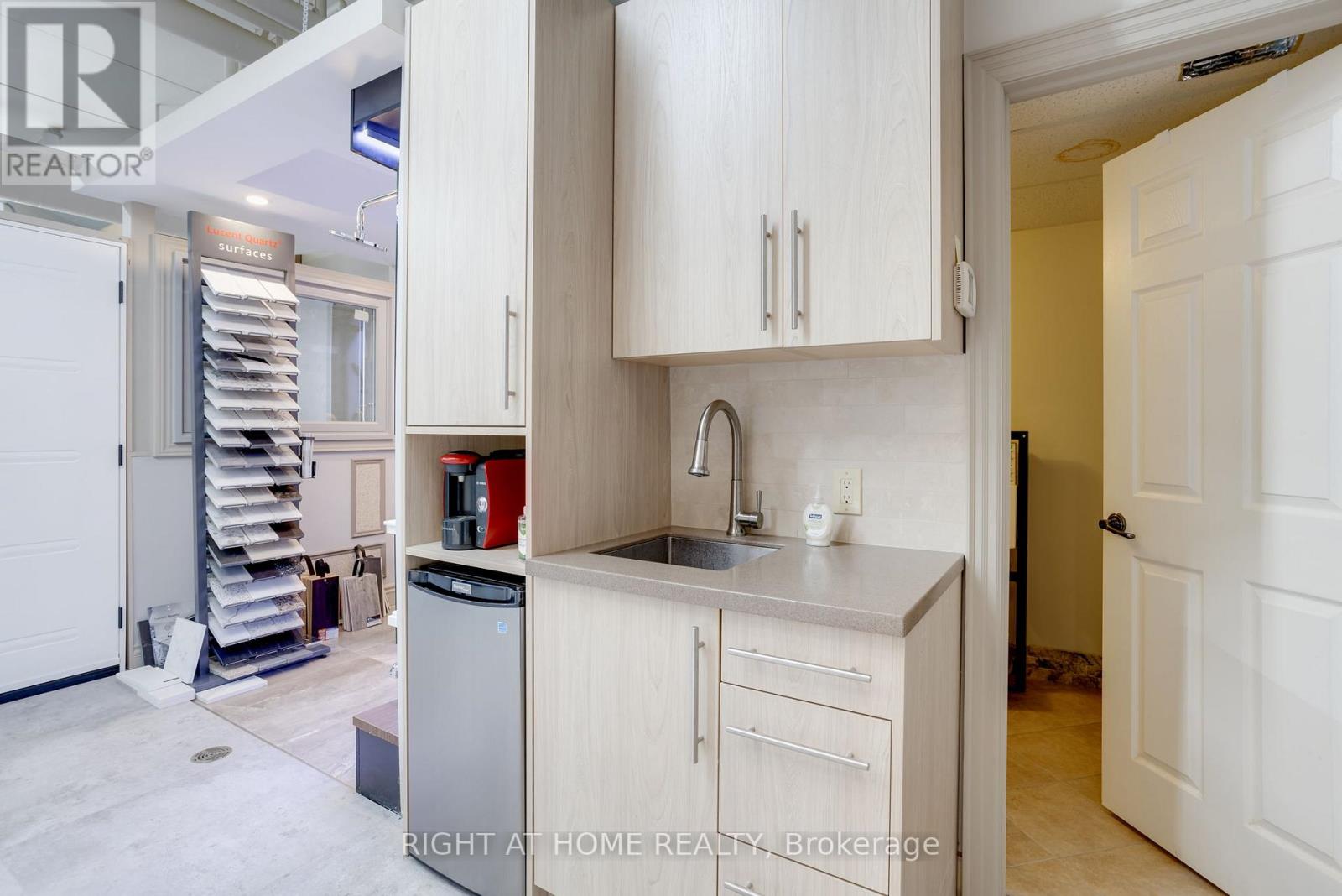 #2 -160 WELLINGTON ST, #2
