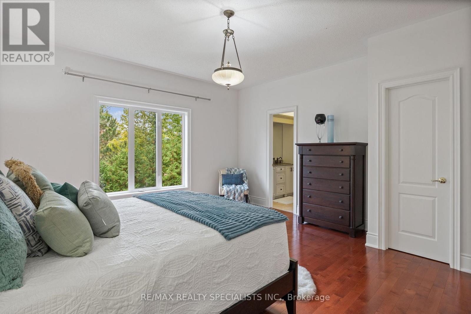 1081 FAR NORTH CIRC