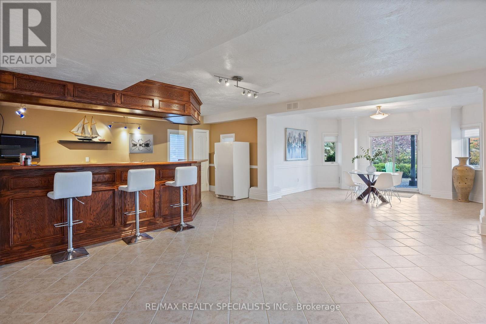 1081 FAR NORTH CIRC