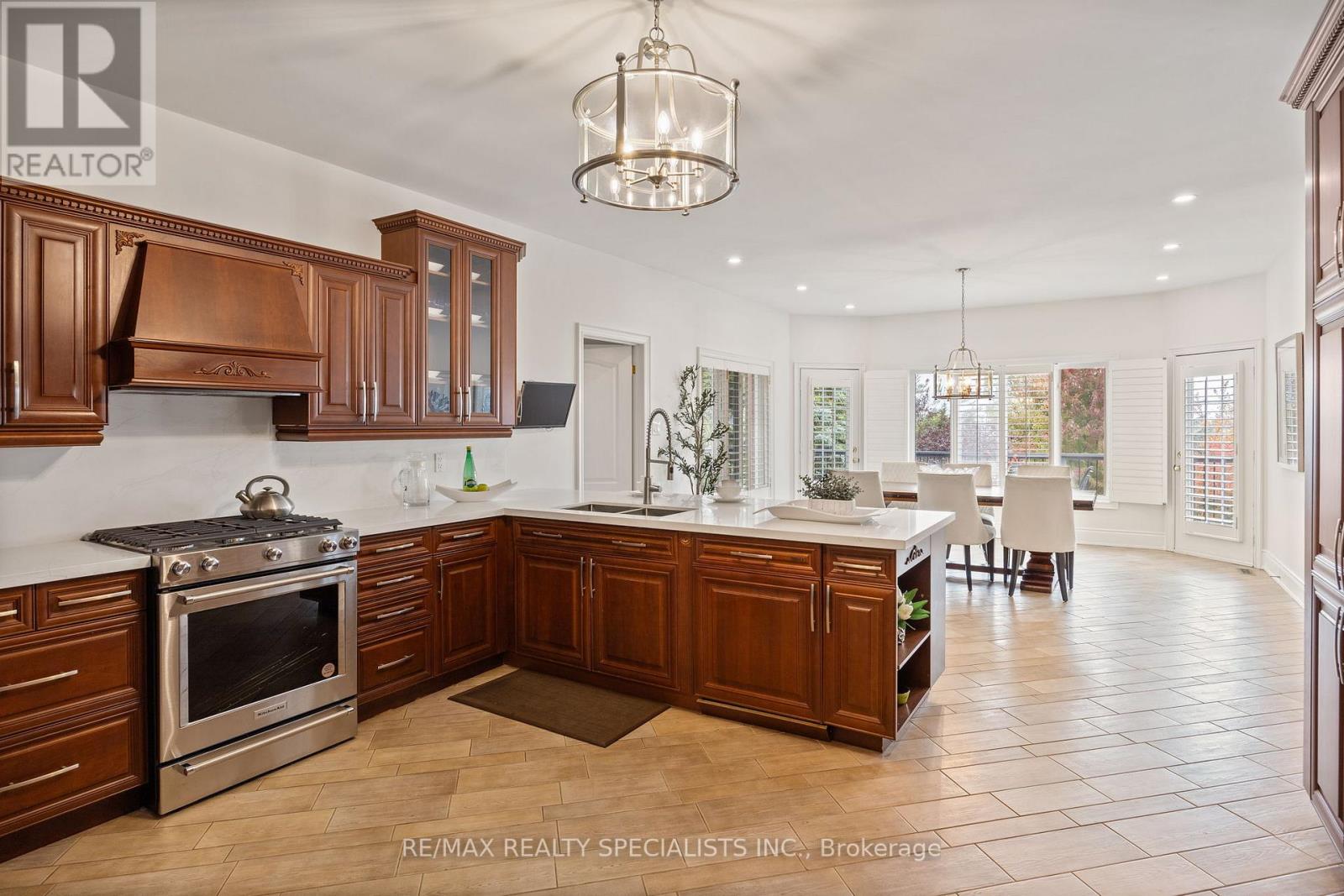 1081 FAR NORTH CIRC