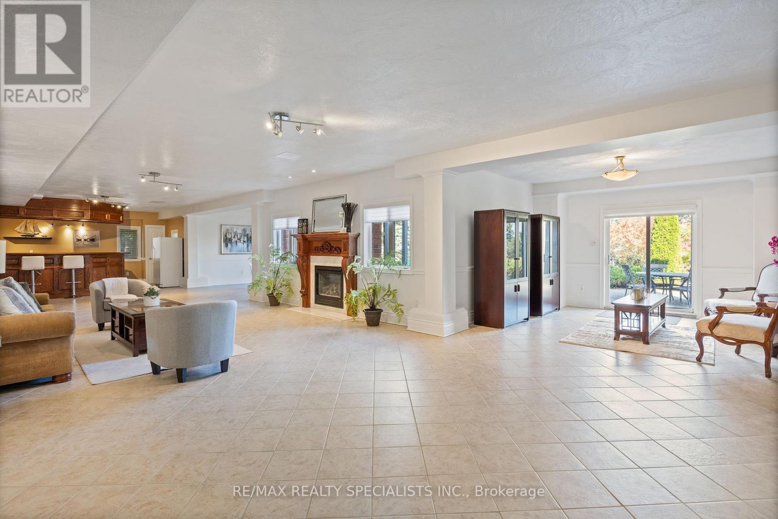 1081 FAR NORTH CIRC