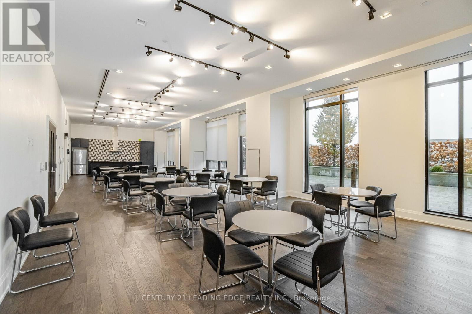 #215 -555 WILLIAM GRAHAM DR