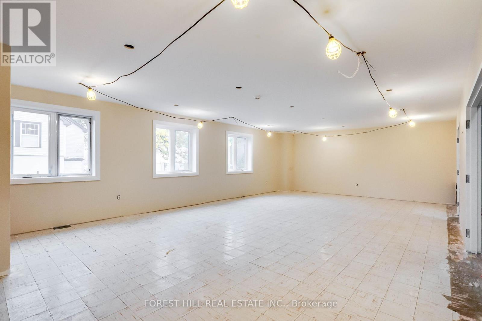 33 WELLINGTON ST E