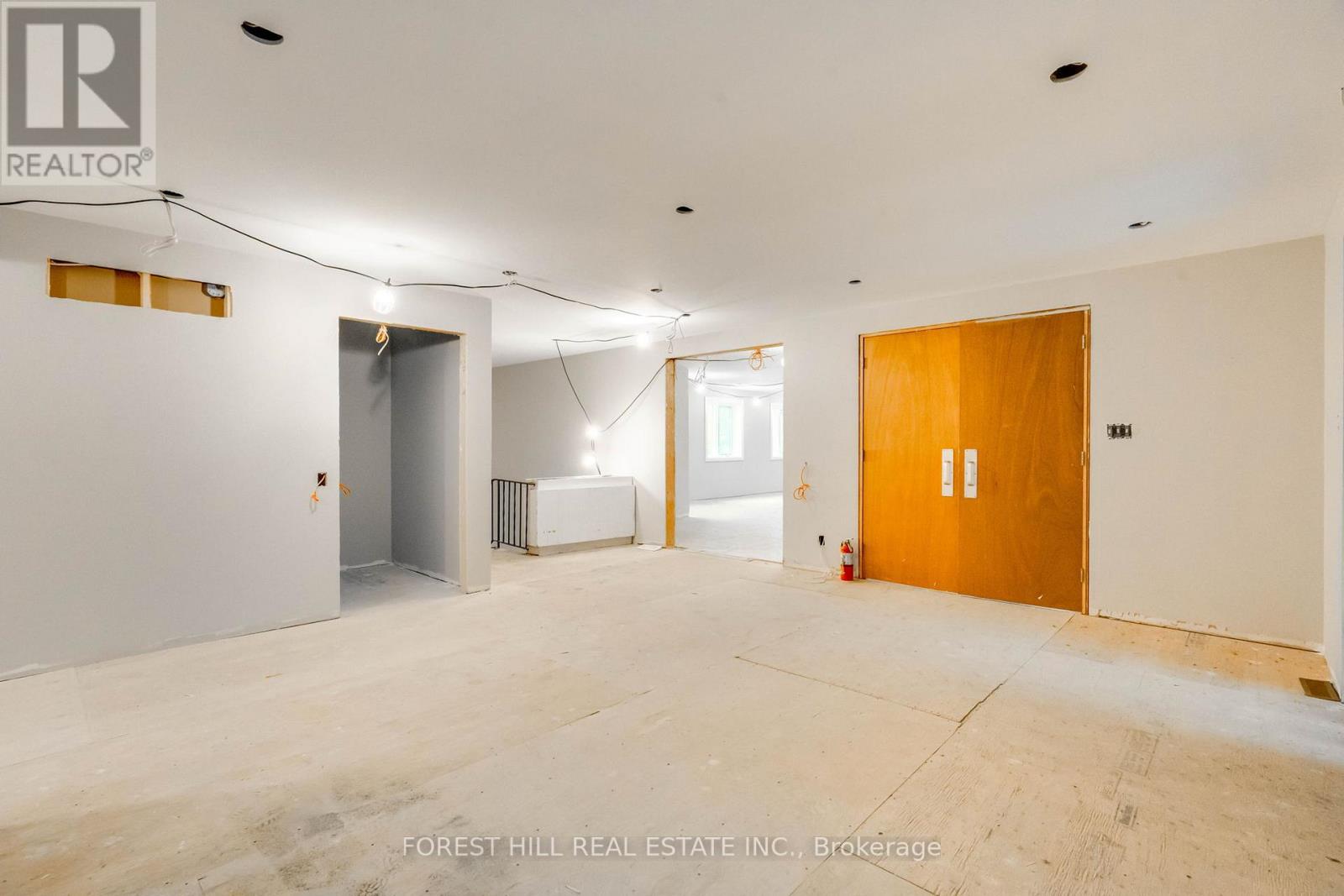 33 WELLINGTON ST E