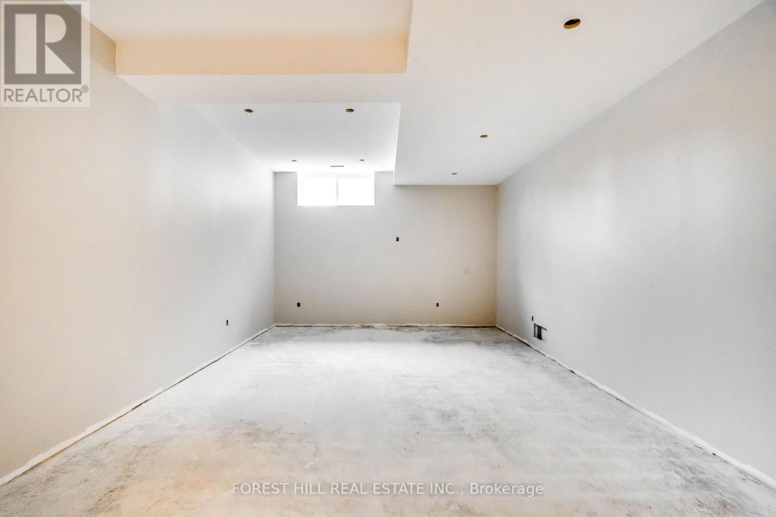 33 WELLINGTON ST E