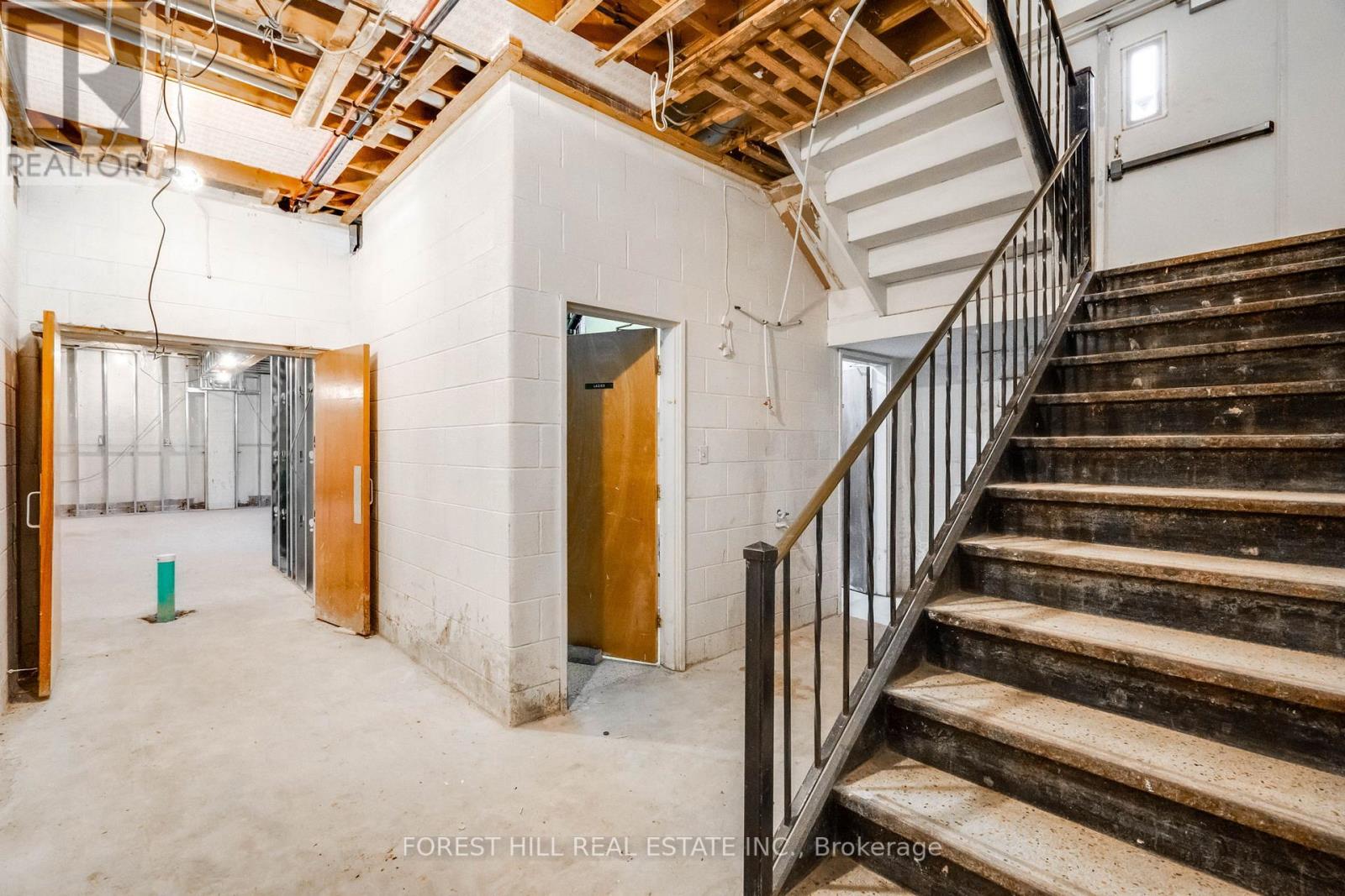 33 WELLINGTON ST E