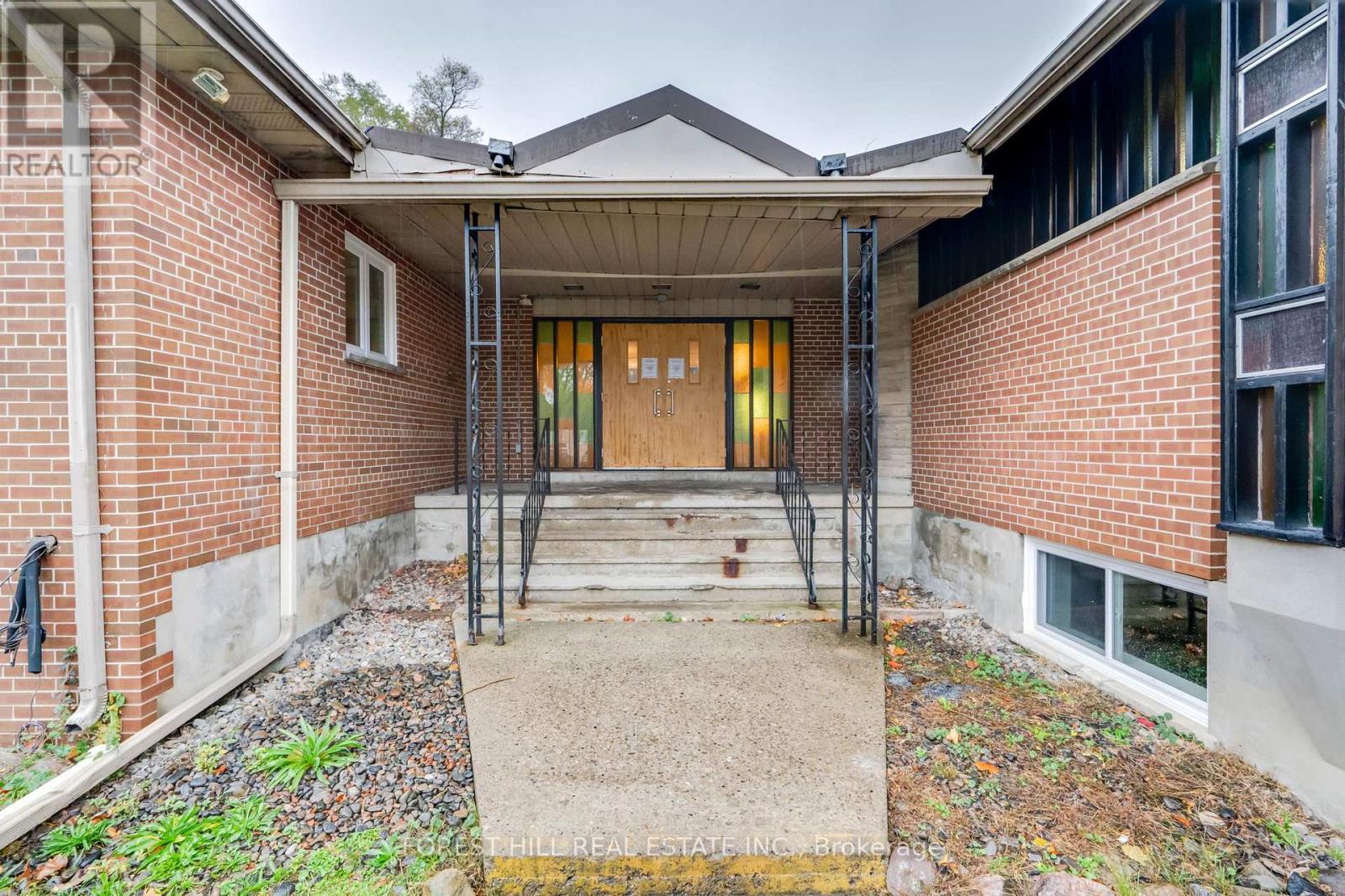33 WELLINGTON ST E