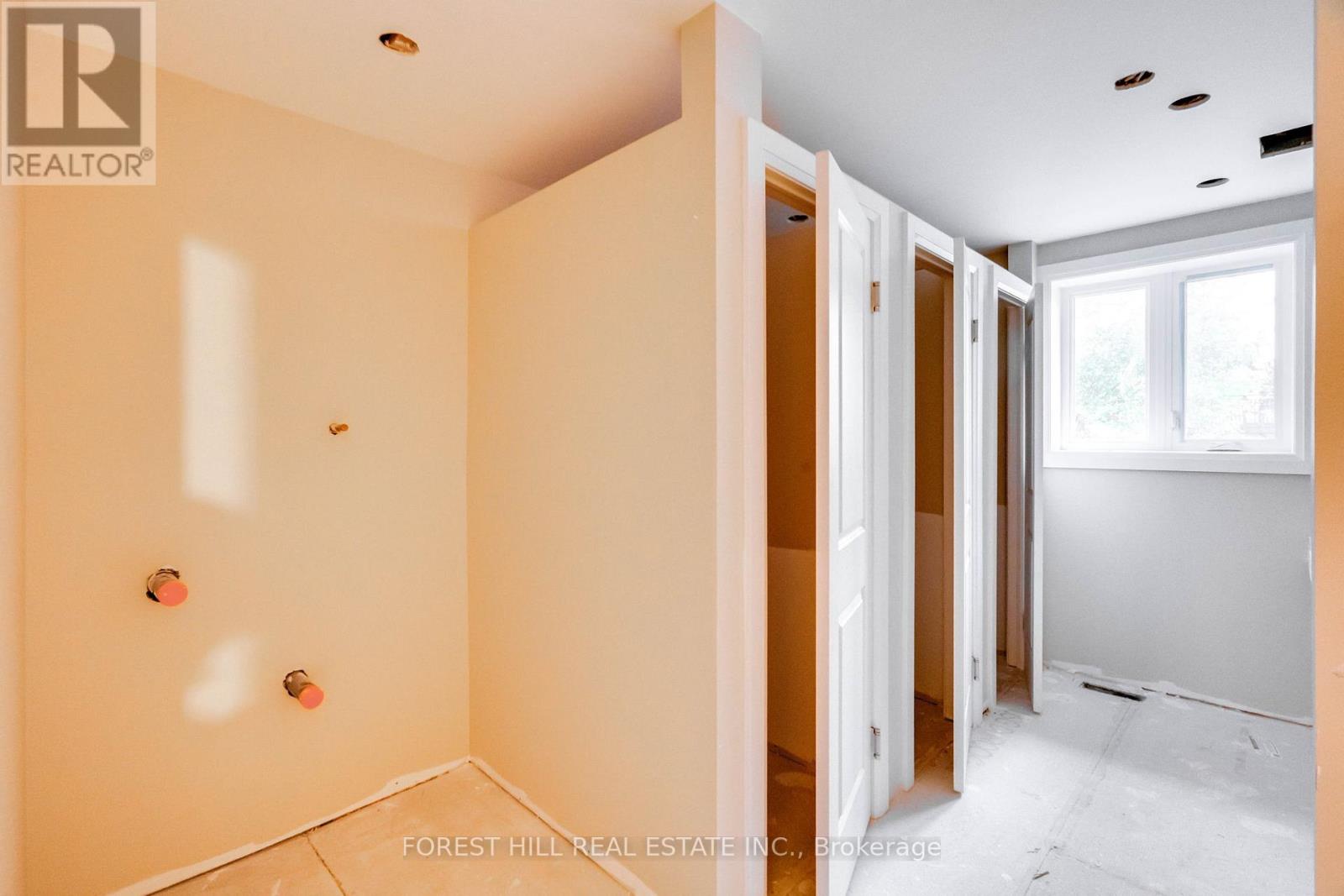 33 WELLINGTON ST E
