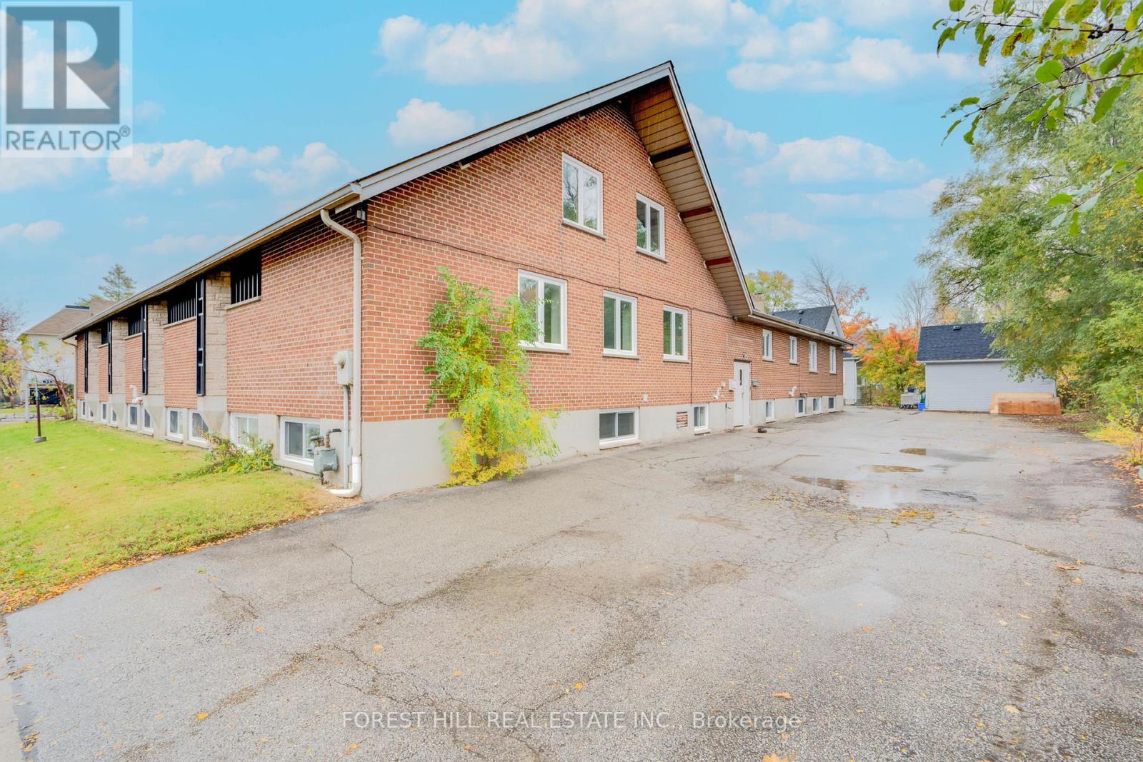 33 WELLINGTON ST E