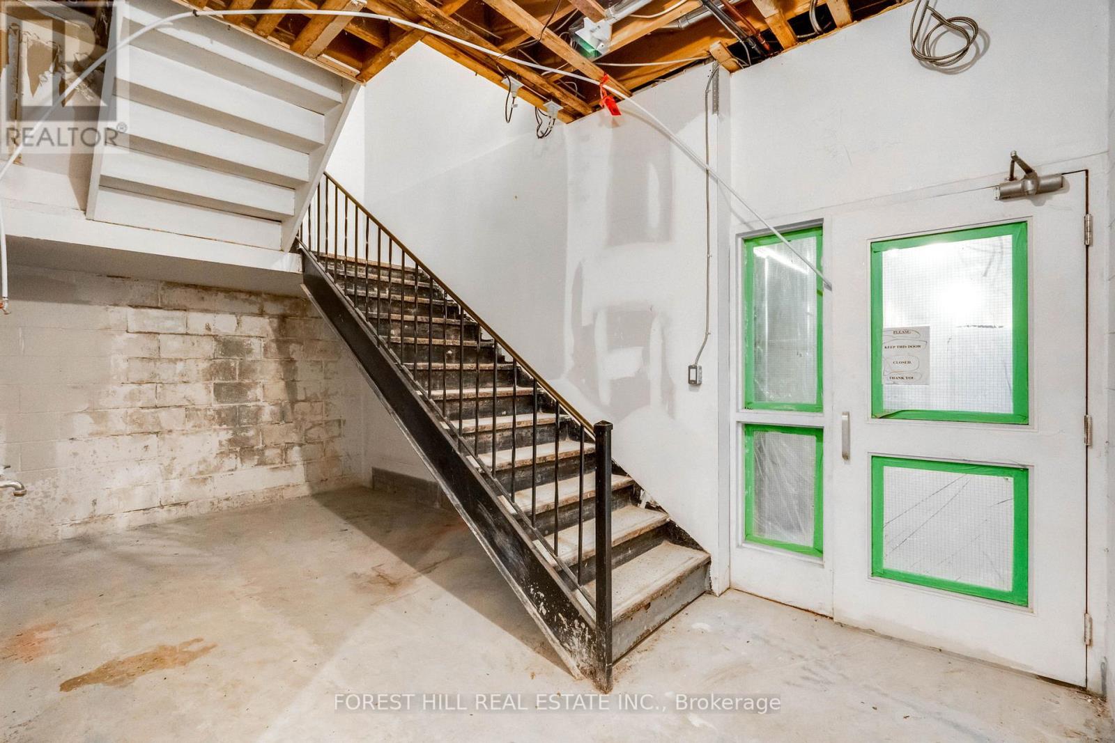 33 WELLINGTON ST E