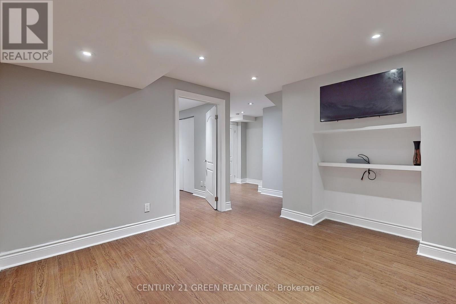 145 BAYWELL CRES S