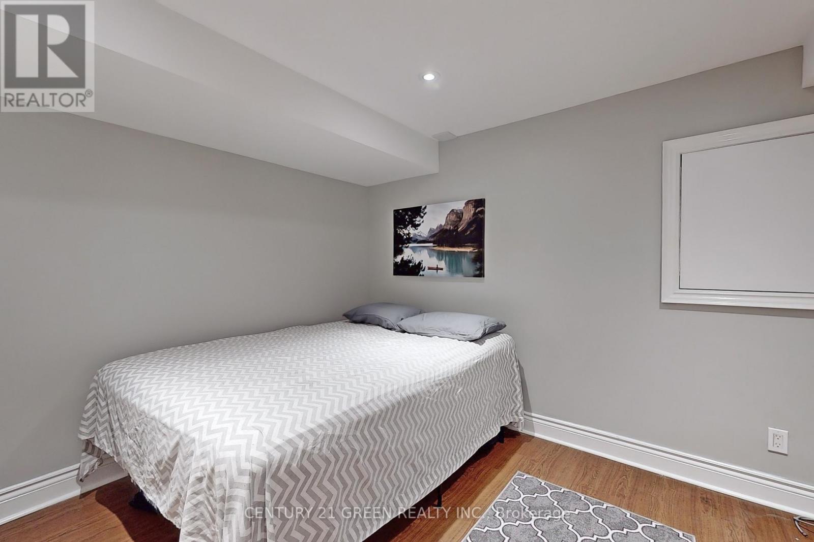 145 BAYWELL CRES S
