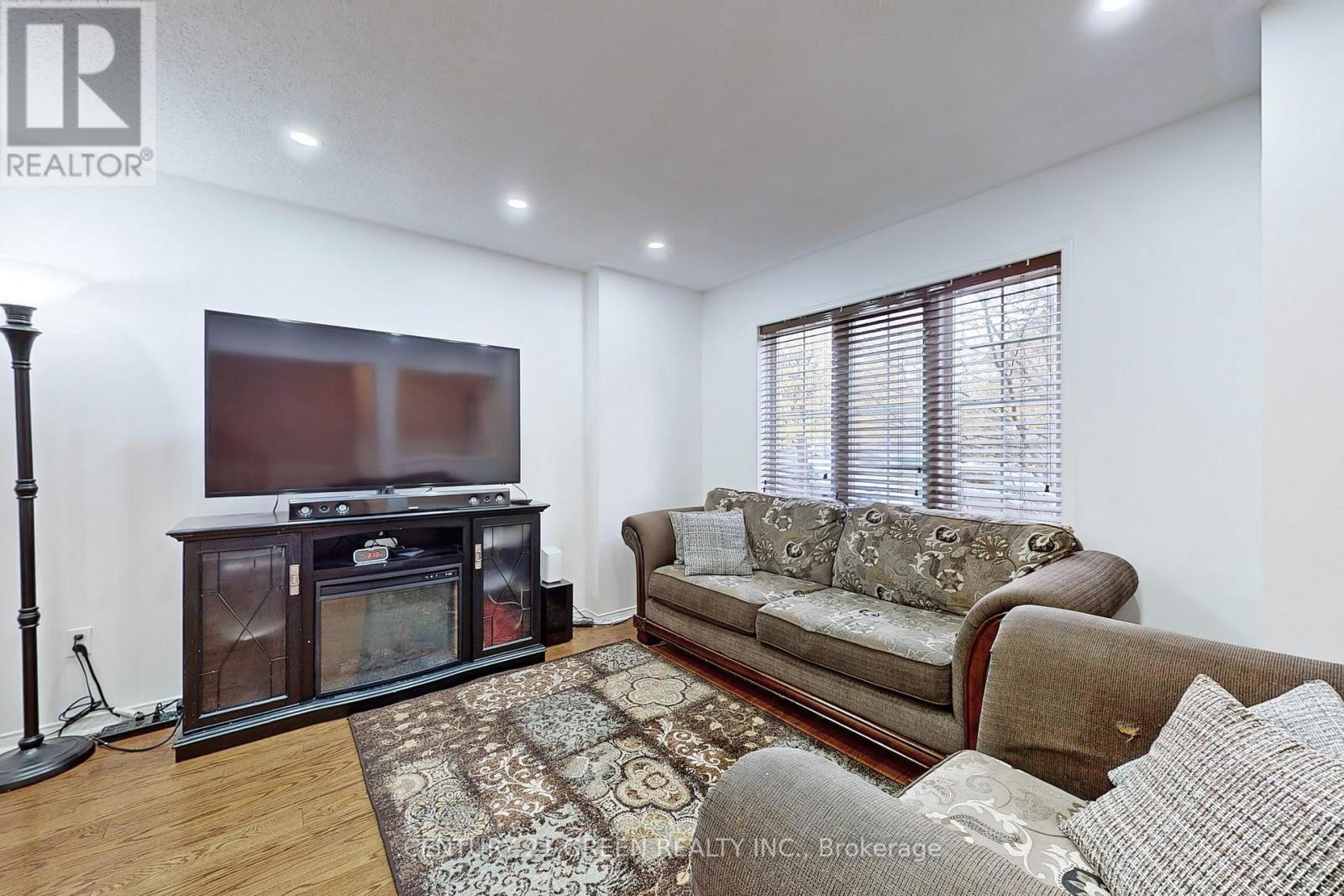 145 BAYWELL CRES S