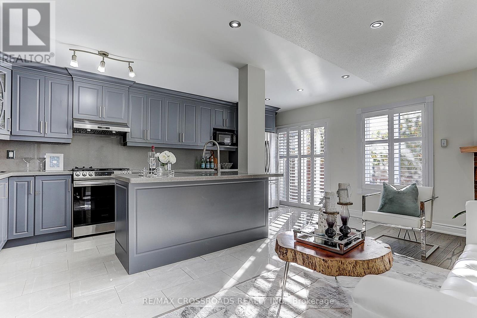 271 HOLLANDVIEW TR