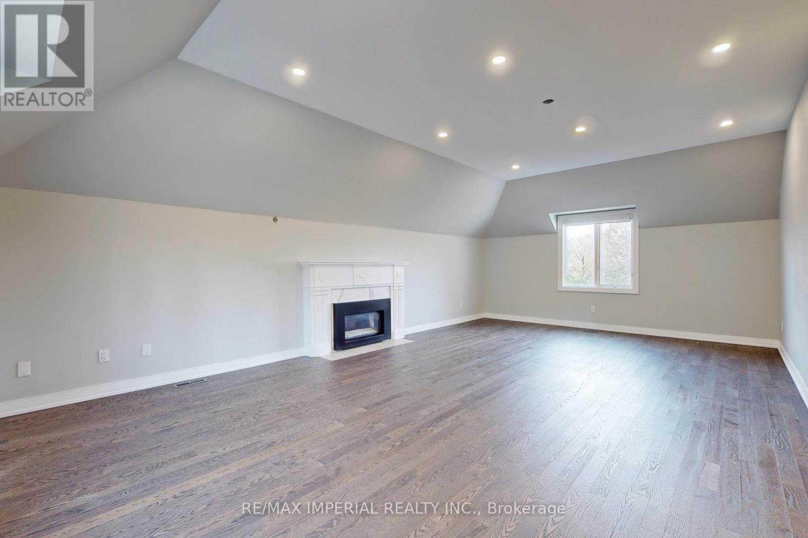 2 BLUE GRASS DR