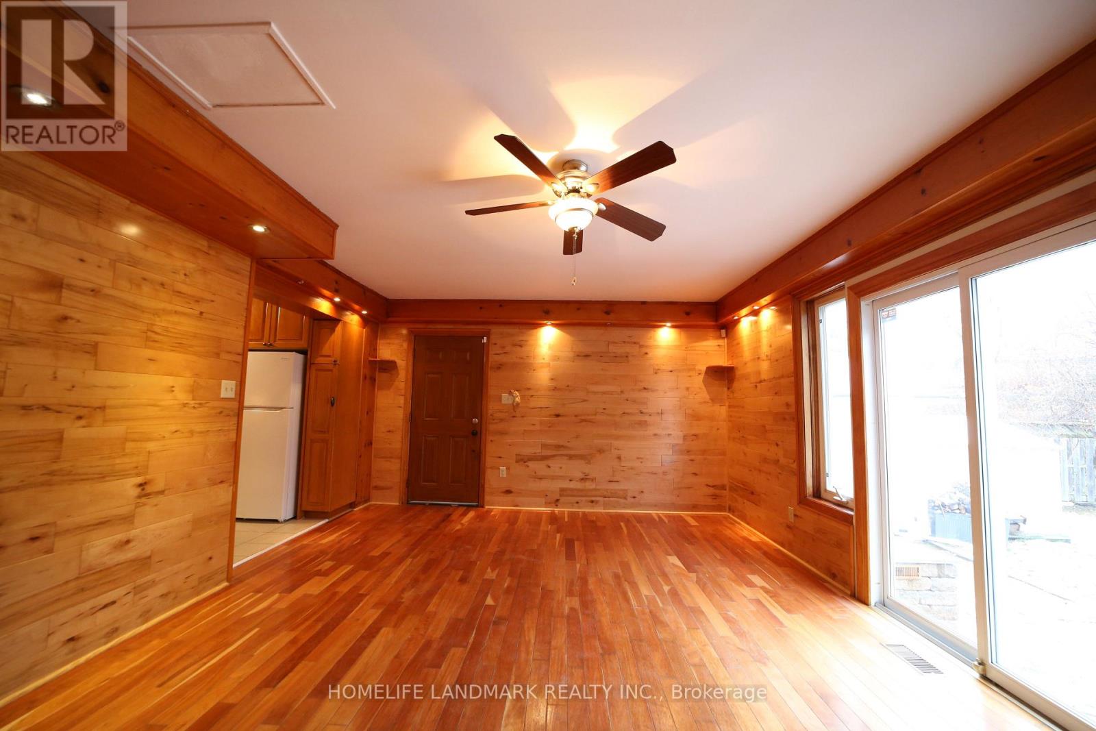 33 MILLARD AVE E