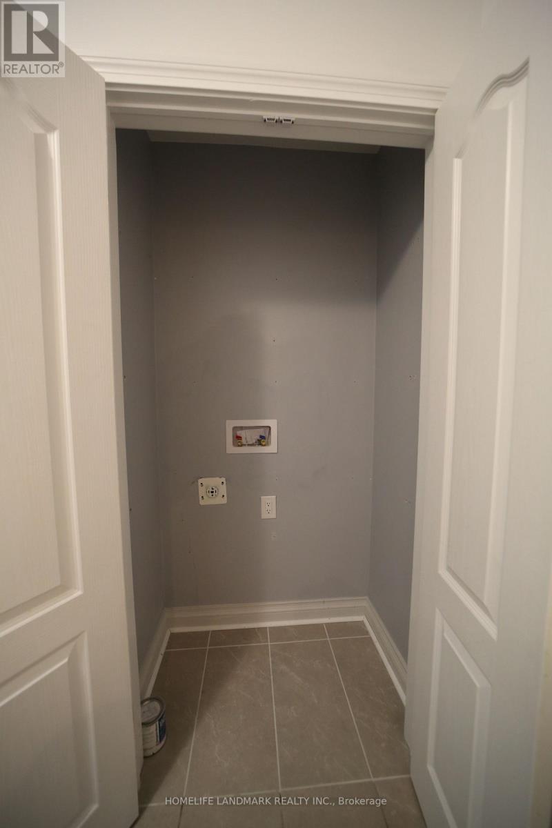 33 MILLARD AVE E