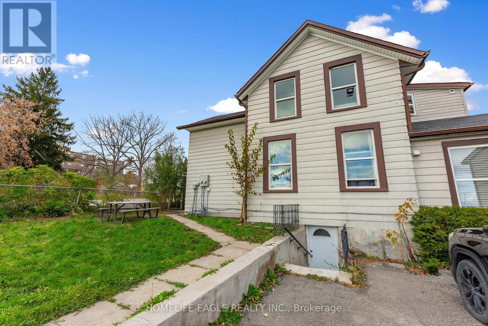 87 SIMCOE RD