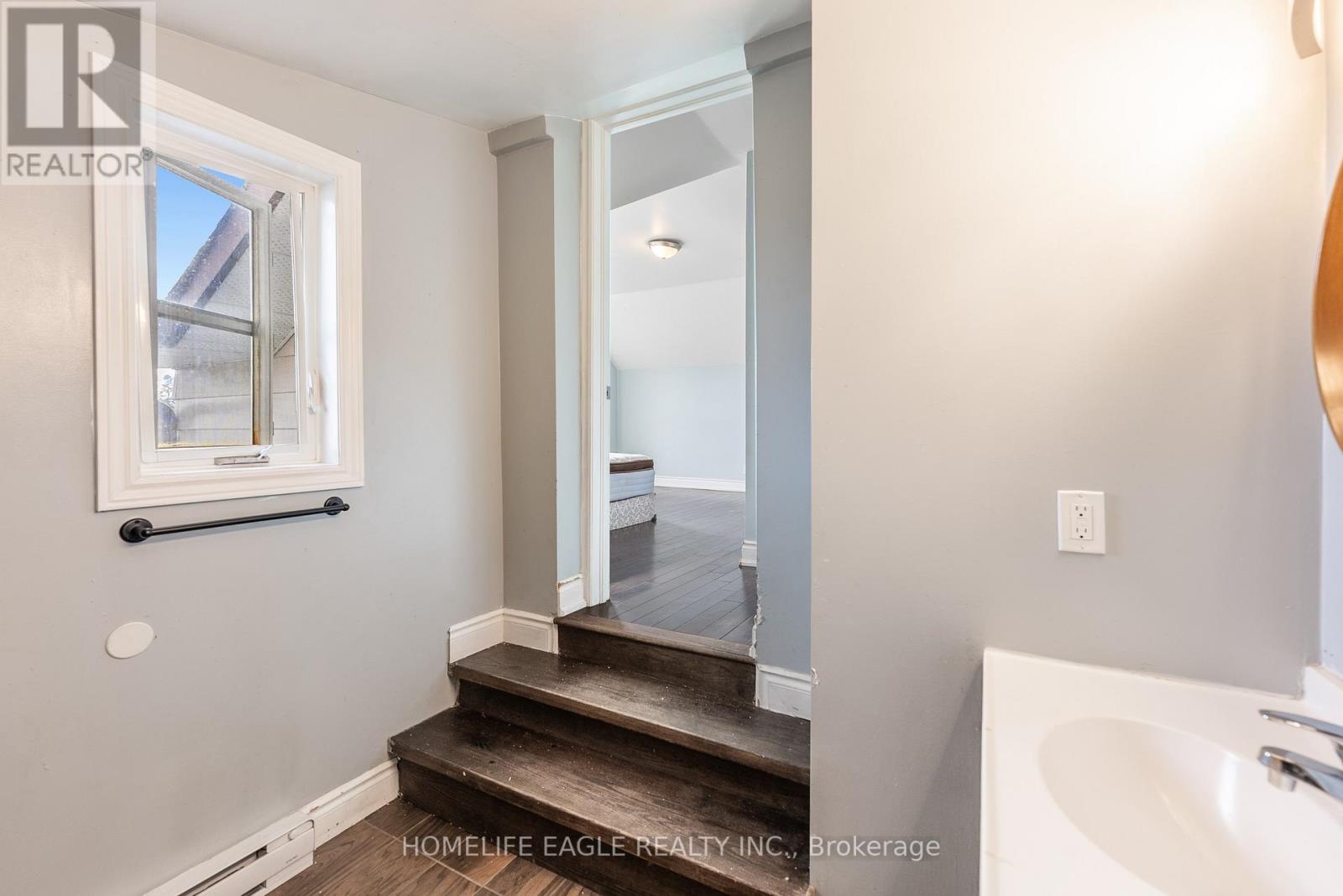 87 SIMCOE RD