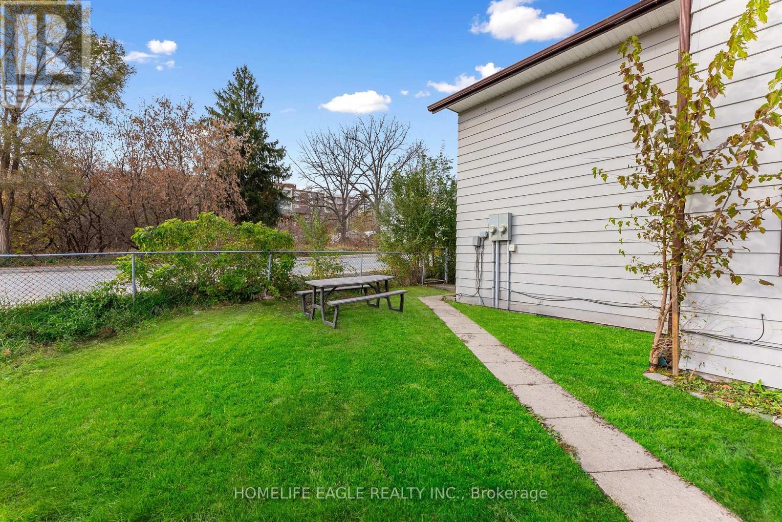 87 SIMCOE RD