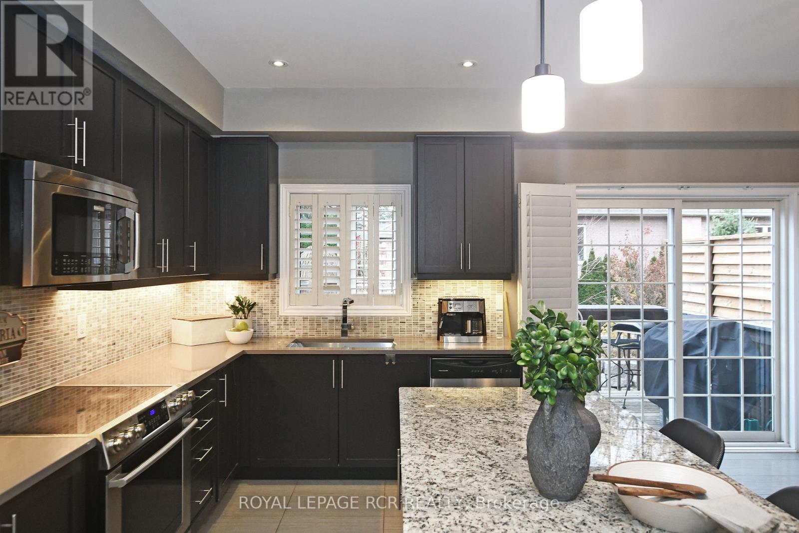 216 APPLETON CRT