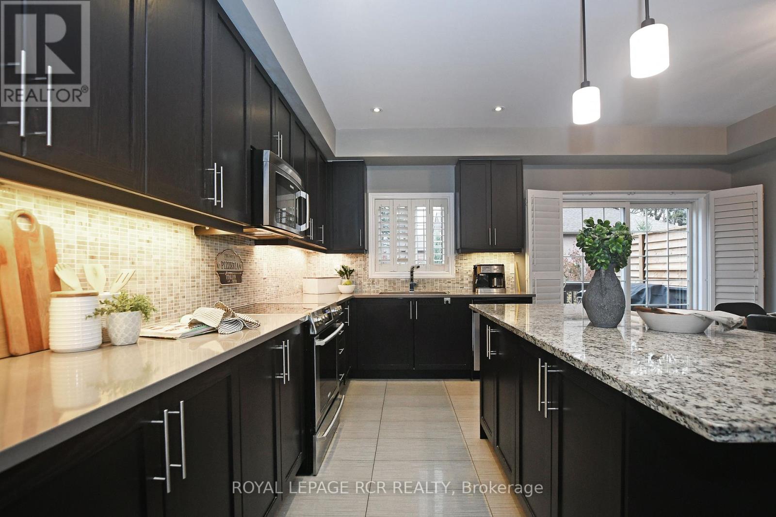 216 APPLETON CRT