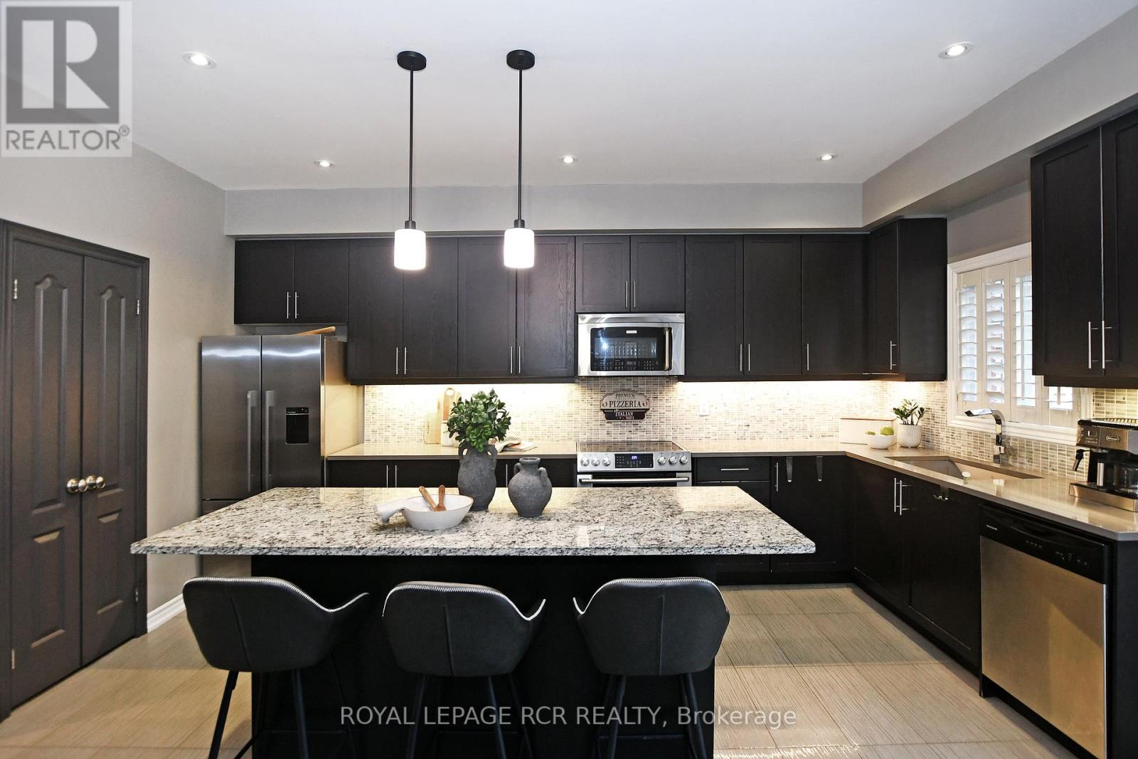 216 APPLETON CRT