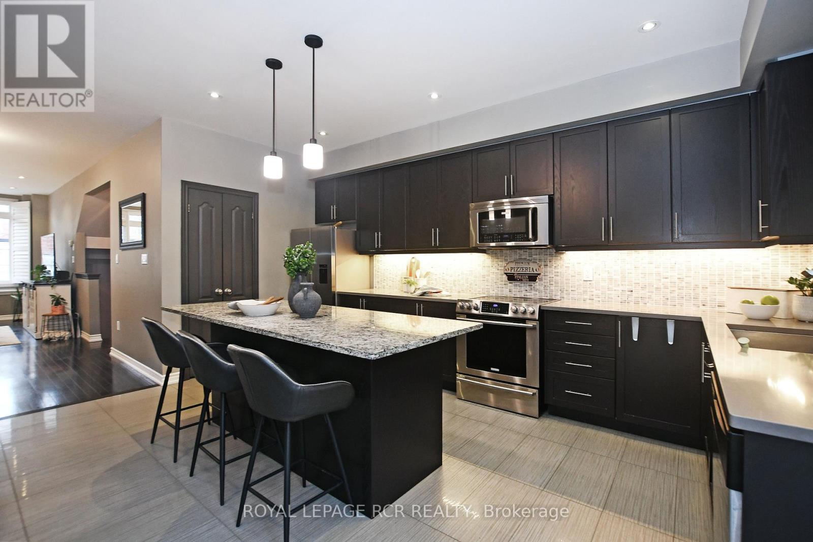 216 APPLETON CRT