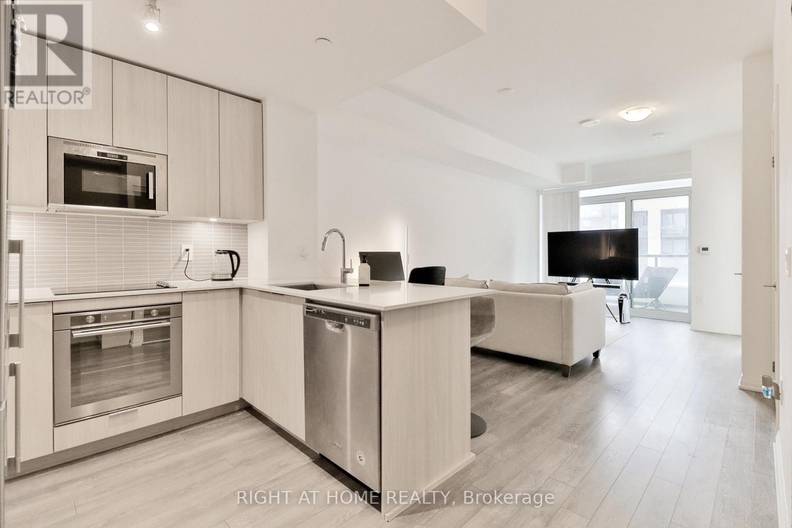 #832 -99 EAGLE ROCK WAY, #832