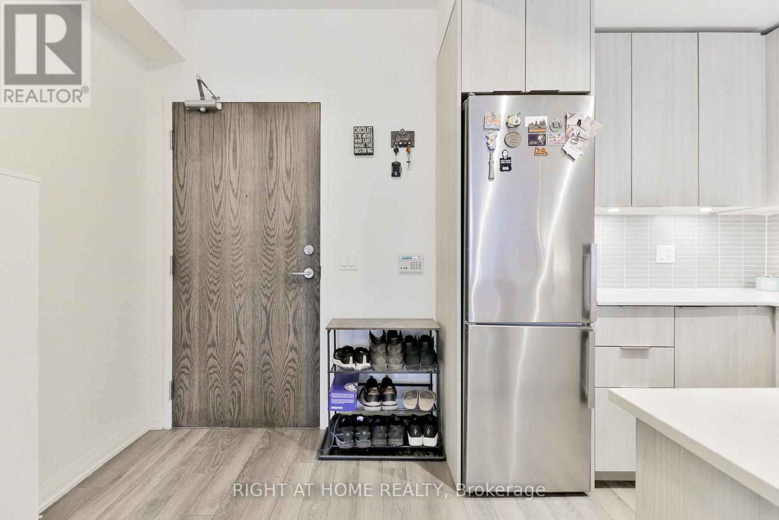 #832 -99 EAGLE ROCK WAY, #832