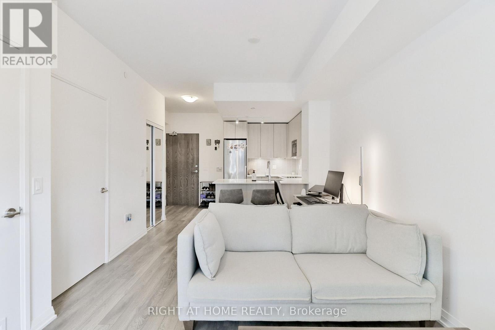 #832 -99 EAGLE ROCK WAY, #832
