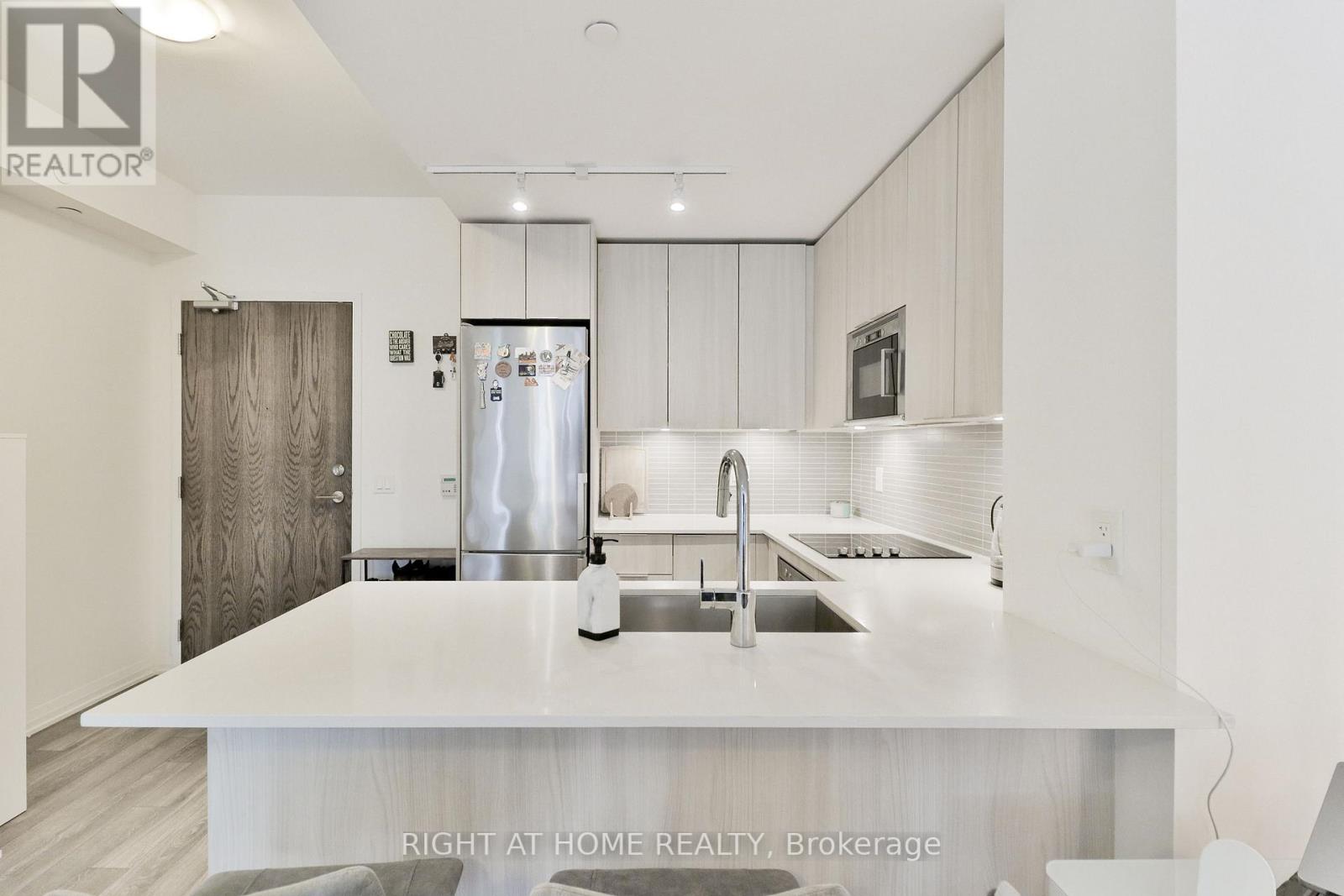 #832 -99 EAGLE ROCK WAY, #832