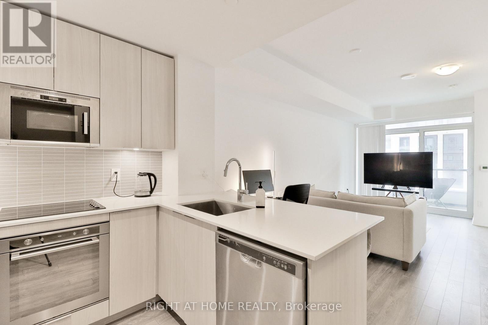 #832 -99 EAGLE ROCK WAY, #832