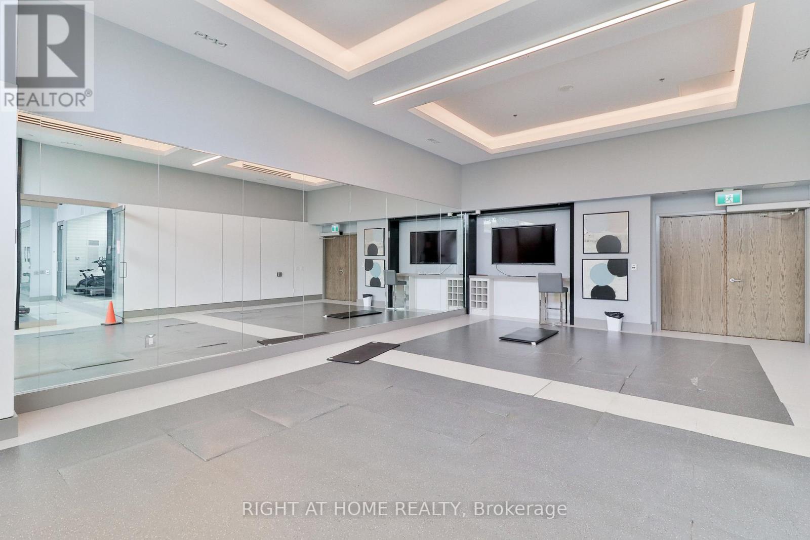 #832 -99 EAGLE ROCK WAY, #832