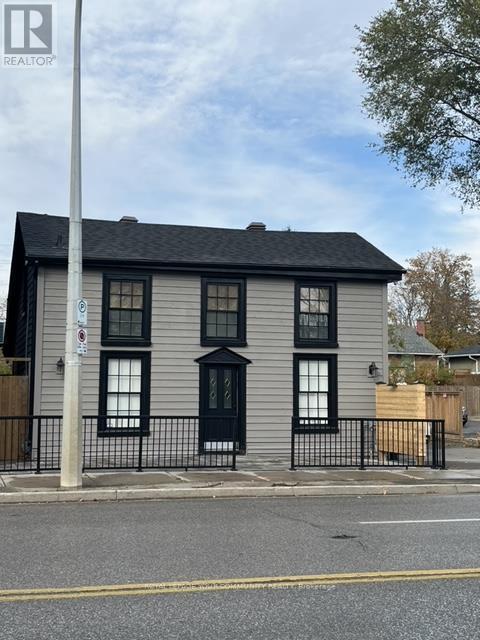 42 WELLINGTON ST E