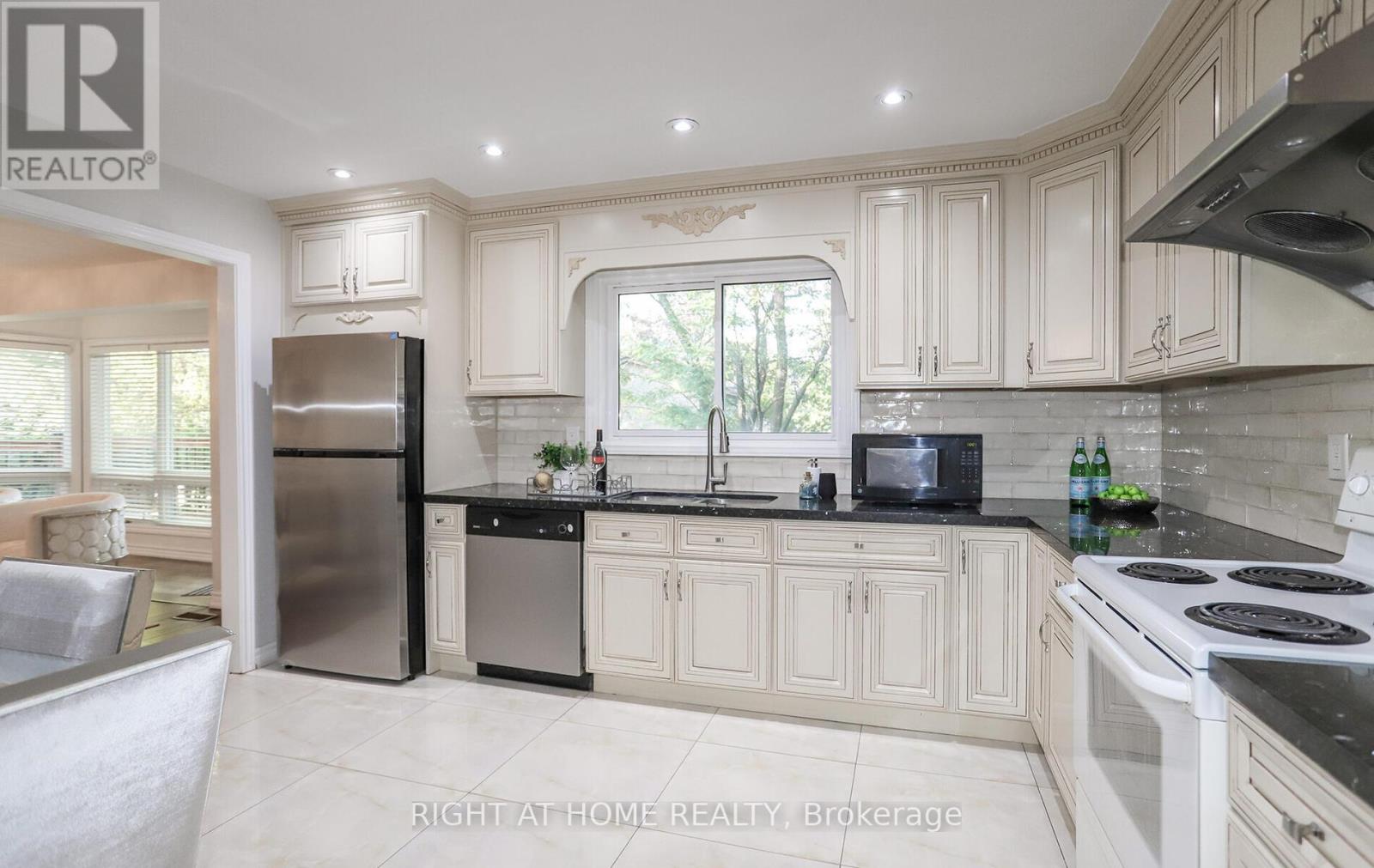 89 BATSON DR E