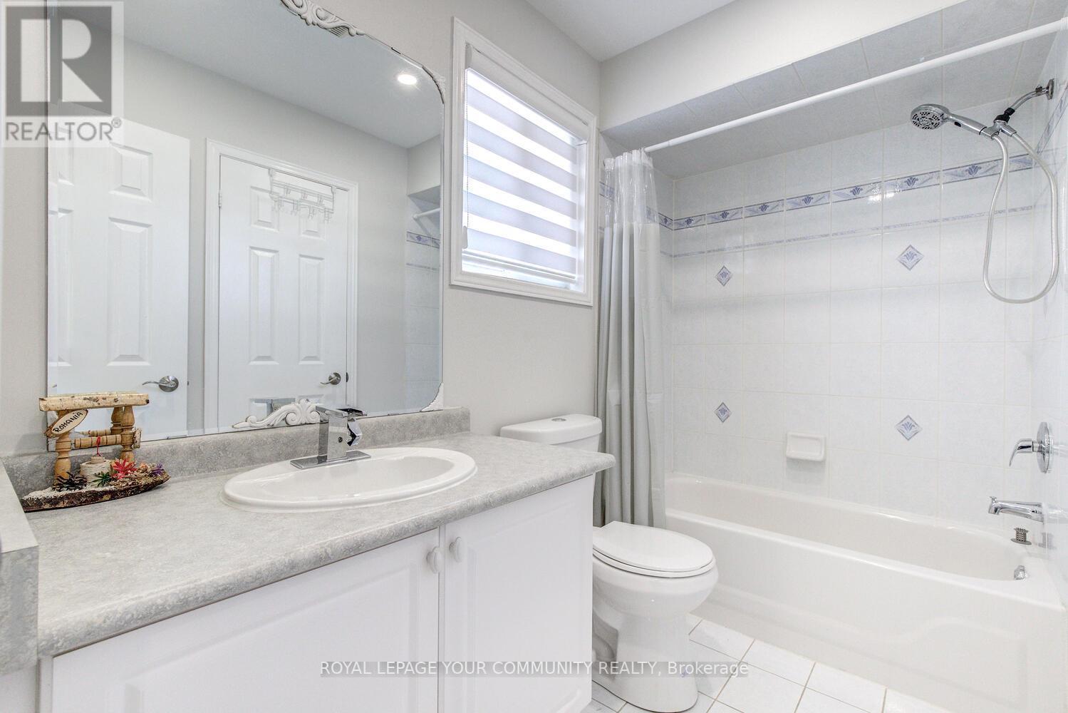 108 FOXFIELD CRES