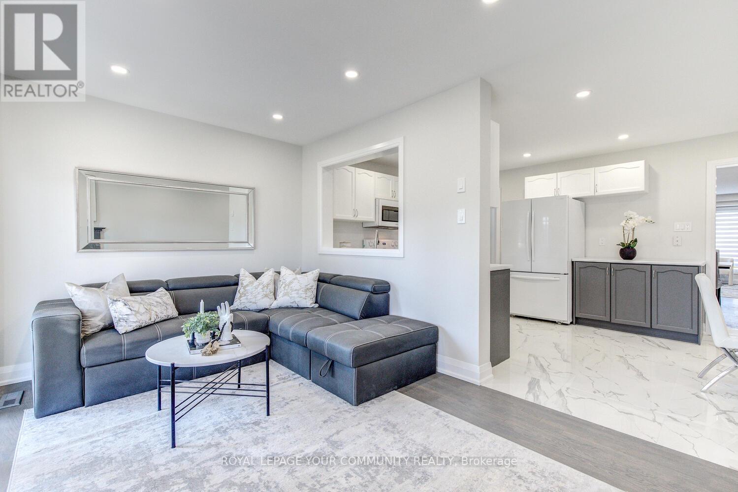 108 FOXFIELD CRES